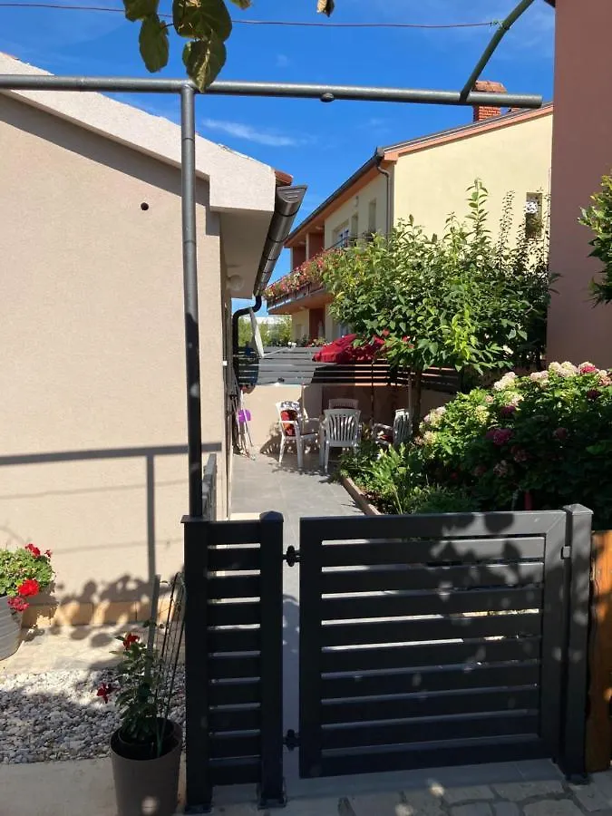 Kuca Eda Villa Pula 0*,